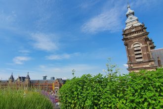 artikel over bkauwgroene daken in Amsterdam